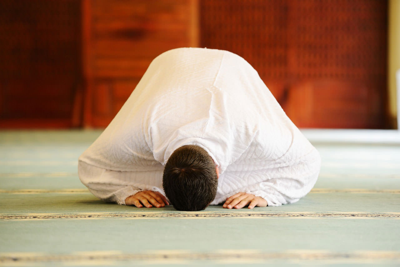 A-Muslim-man-praying-wearing-white-clothes